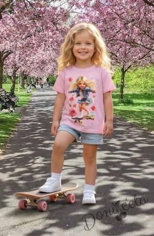 Детска тениска с къс ръкав с щампа на момиче със скейтборд в светлорозово 