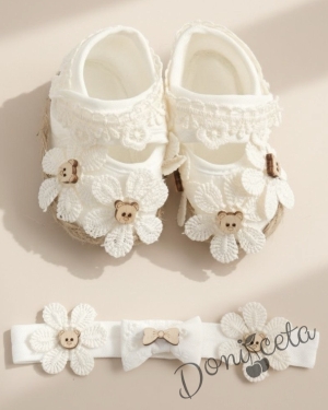 Бебешки комплект от бебешки буйки и лента за коса в бял цвят с дантела и мечета