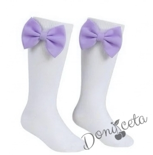 Детски чорапи в бяло до коляното с лилави панделки 