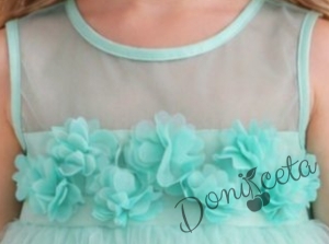 Детска рокля с тюл и цветчета в цвят мента