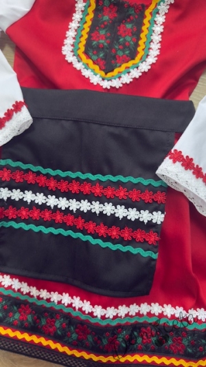 Дамска или детска народна носия сукман 97 в червено с престилка с фолклорни/етно мотиви на цветчета