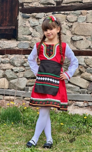 Дамска или детска народна носия сукман 97 в червено с престилка с фолклорни/етно мотиви на цветчета