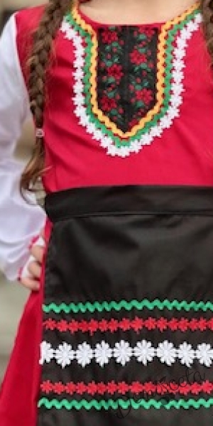 Дамска или детска народна носия сукман 97 в червено с престилка с фолклорни/етно мотиви на цветчета