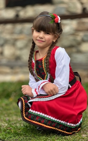 Дамска или детска народна носия сукман 97 в червено с престилка с фолклорни/етно мотиви на цветчета