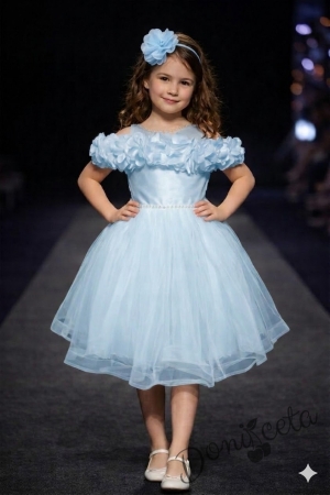 Официална детска рокля с шлейф с тюл и цветя в светлосин цвят