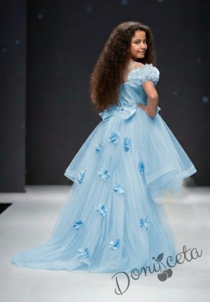 Официална детска рокля с шлейф с тюл и цветя в светлосин цвят