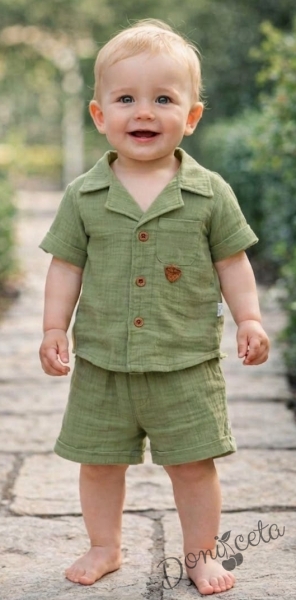 Летен комплект за момче от риза с къс ръкав в маслиново зелено с копчета и емблема и къси панталони с ластик