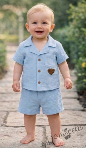 Летен комплект за момче от риза с къс ръкав в светлосин цвят с копчета и емблема и къси панталони с ластик