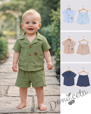 Летен комплект за момче от риза с къс ръкав в светлосин цвят с копчета и емблема и къси панталони с ластик