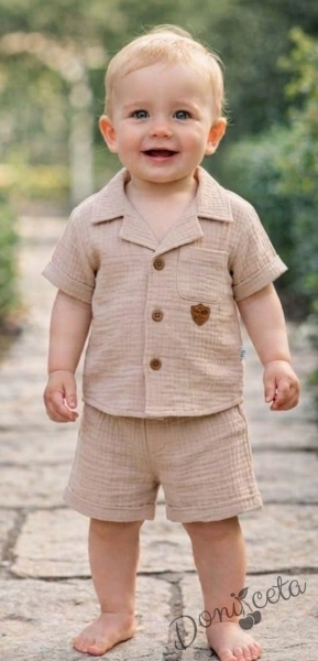 Летен комплект за момче от риза с къс ръкав в бежов цвят с копчета и емблема и къси панталони с ластик