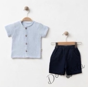 Летен комплект за момче от блузка с къс ръкав в светлосин цвят с копчета и къси панталони в тъмносин цвят с ластик