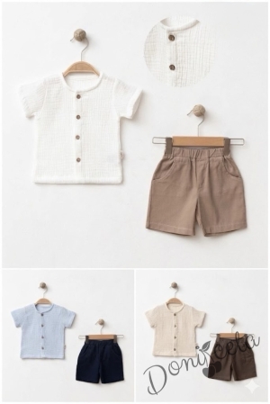 Летен комплект за момче от блузка с къс ръкав в светлосин цвят с копчета и къси панталони в тъмносин цвят с ластик