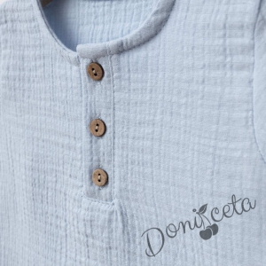 Летен комплект за момче от блузка с къс ръкав в светлосин цвят с копчета и къси панталони в тъмносин цвят с ластик