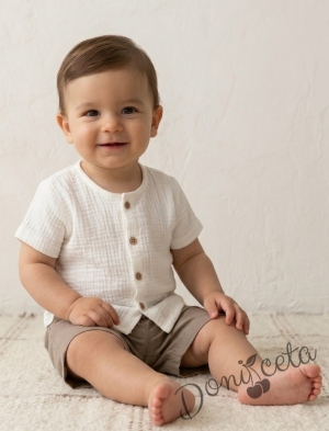 Летен комплект за бебе момче от блузка с къс ръкав в бял цвят с копчета и къси панталони в бежов цвят с ластик