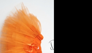 Комплект от 2 части-детска туту пола пачка в оранжев цвят блузка с дълъг ръкав в бяло с къдрички на рамената 