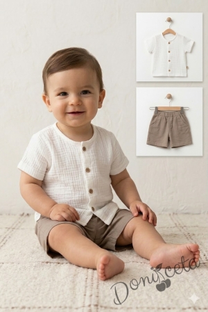 Летен комплект за бебе момче от блузка с къс ръкав в бял цвят с копчета и къси панталони в бежов цвят с ластик