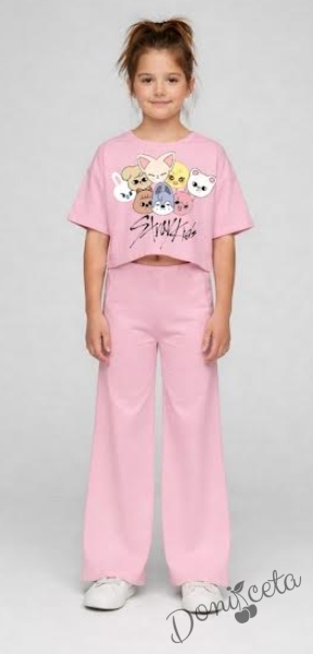 Интересен комплект за момиче от блузка с къс ръкав в розово с герои и панталон с широки крачоли