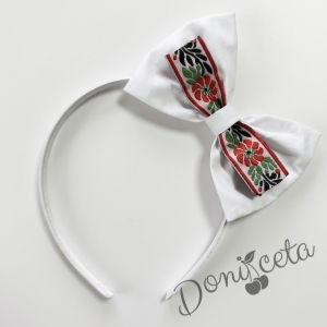 Комплект от детска етно рокля Ели тип носия с ръкав до лакътя в бяло с шевица с фолклорни мотиви , чорапки и диадема