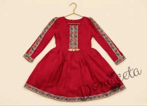 Детска етно рокля в червено тип носия с ръкав до лакътя в бяло с шевица и фолклорни мотиви 