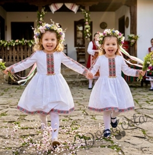 Детска етно рокля тип носия с дълъг ръкав в бяло с шевица и фолклорни мотиви с престилка