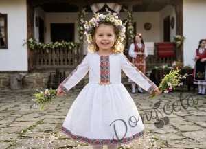 Детска етно рокля тип носия с дълъг ръкав в бяло с шевица и фолклорни мотиви с престилка