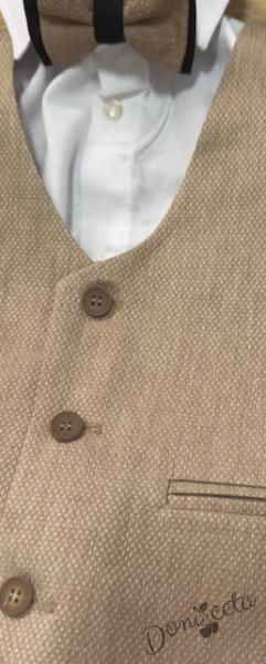 Официален костюм за момче с елек в бежово с едноредово закопчаване, риза в бяло, панталон в тъмносиньо и папийонка