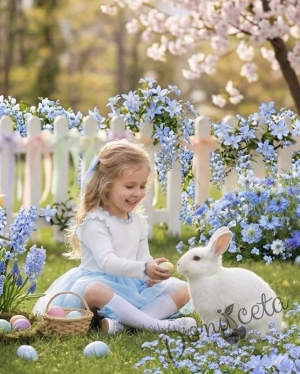 Детска ежедневна рокля с дълъг ръкав в бяло и светлосиньо с къдрички с кант в светлосиньо на рамената Оливия