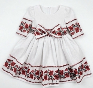 Детска етно рокля Боряна в бяло тип носия с ръкав до лакътя с коланче с панделка в бяло с шевица и фолклорни мотиви 