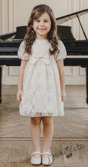 Елегантна рокля с релефна дантела с мотиви на рози в екрю