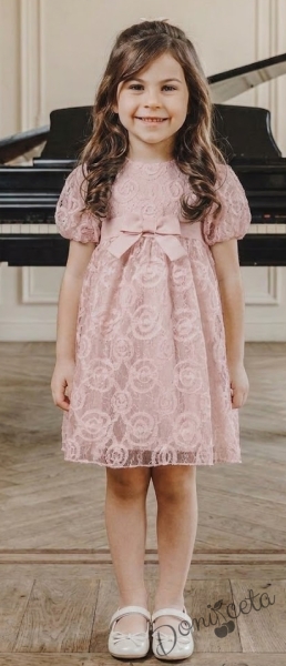 Елегантна рокля с релефна дантела с мотиви на рози в розово