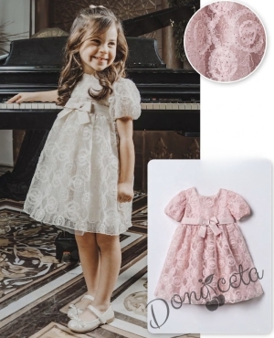 Елегантна рокля с релефна дантела с мотиви на рози в розово