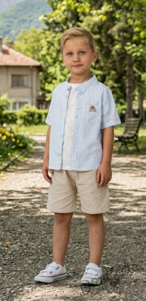 Летен комплект за момче от 3 части - риза със светлосини раета , бяла блузка и бежови къси панталонки