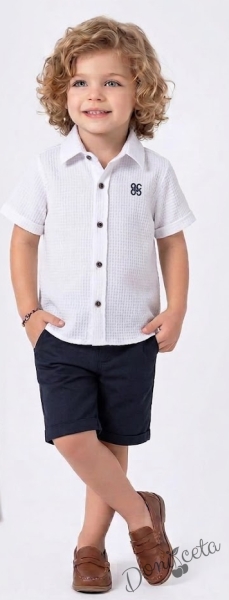 Летен комплект за бебе момче от 2 части - риза в бяло с копчета и тъмносини къси панталони