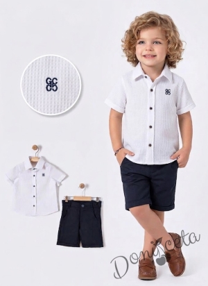 Летен комплект за бебе момче от 2 части - риза в бяло с копчета и тъмносини къси панталони