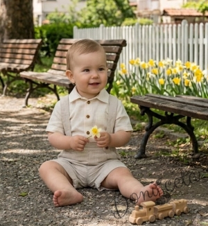 Комплект за момче в бежово от къси панталонки тип гащеризон и ризка с къс ръкав