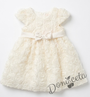 Елегантна рокля с релефна текстура с мотиви на рози в екрю