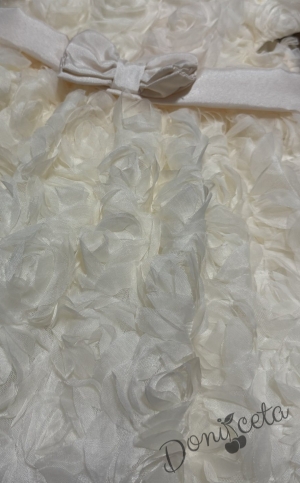 Елегантна рокля с релефна текстура с мотиви на рози в екрю