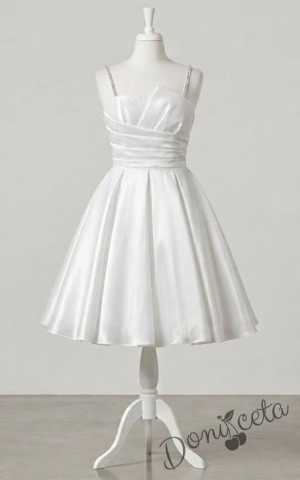 Елегантна къса рокля с асиметрично деколте в бяло