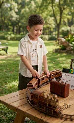 Летен комплект за момче от 3 части - риза в бяло с копчета , тениска с надпис и къси панталони в масленозелен цвят