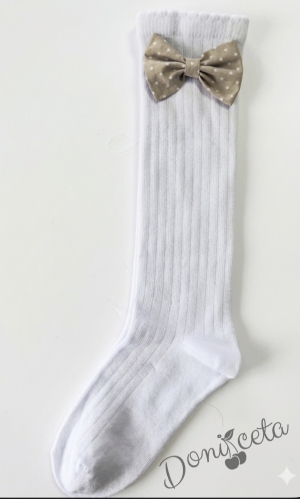 Детски чорапи до коляното в бяло с панделка в бежово на бели точки