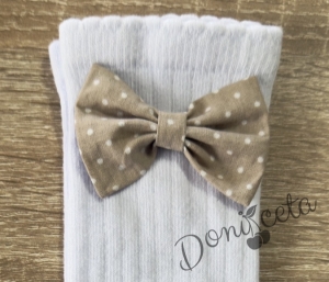 Детски чорапи до коляното в бяло с панделка в бежово на бели точки