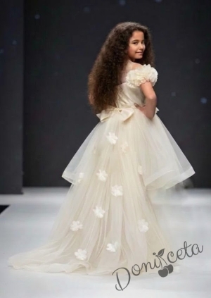 Официална детска рокля с шлейф с тюл и цветя в eкрю