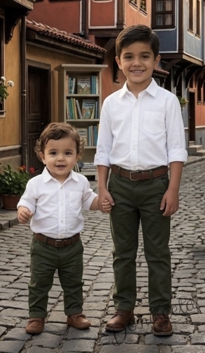 Спортно-елегантен панталон за момче със скрит джоб в масленозелен цвят