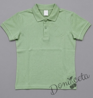Комплект за момче от 2 части тениска с яка в зелено и бял панталон, подходящ и за ученическа униформа 