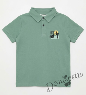 Детска блуза  за момче с къс ръкав и яка в масленозелено с щампа