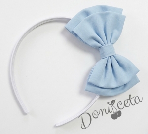 Комплект за момиче от 5 части- сукман Гери в светлосиньо с плисирана пола, риза в бяло с къс ръкав и къдрички с панделка, чорапки и диадема