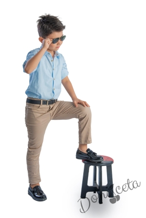 Детски комплект от риза с дълъг ръкав в светлосиньо и дълъг панталон в бежово с колан в черно 4