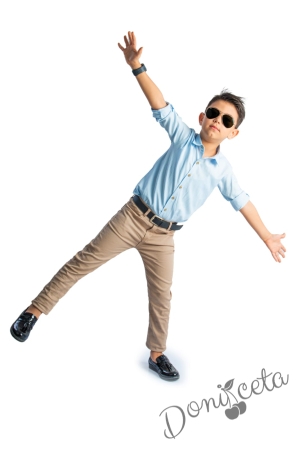 Детски комплект от риза с дълъг ръкав в светлосиньо и дълъг панталон в бежово с колан в черно 5