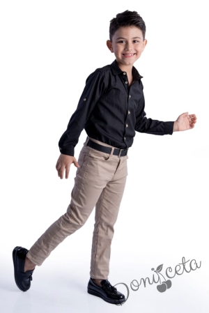 Детски комплект от риза с дълъг ръкав в черно и дълъг панталон в бежово с колан в черно  2