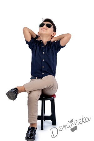 Детски комплект от риза с дълъг ръкав в тъмносиньо и дълъг панталон в бежово с колан в черно 2